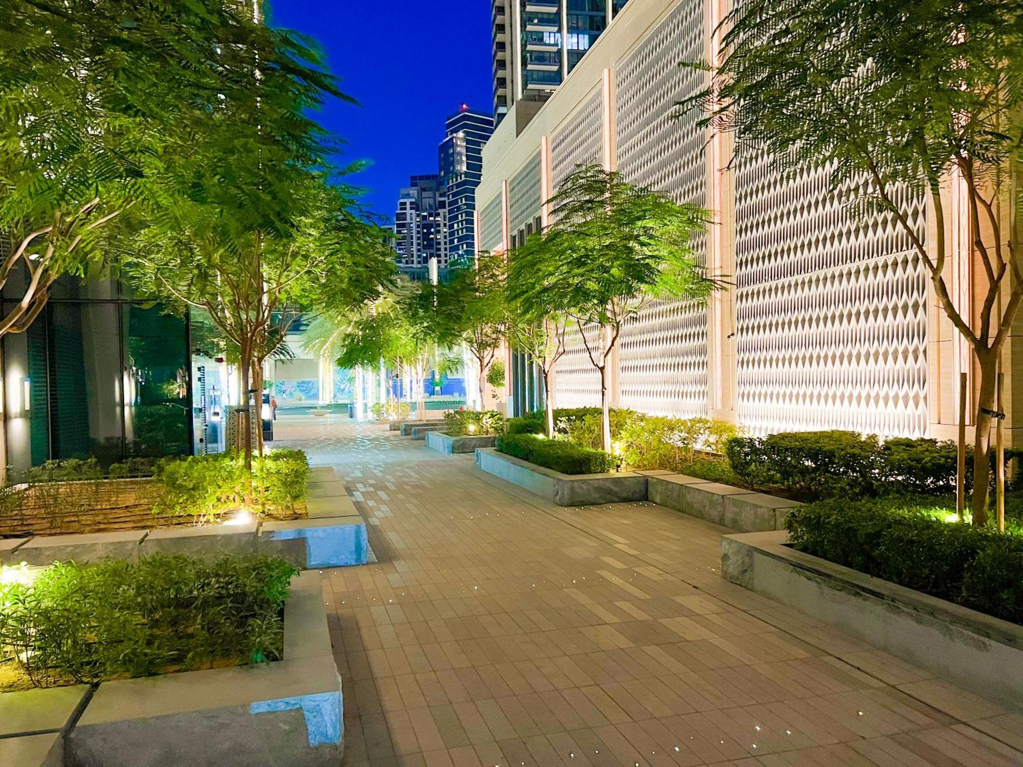 Downtown Luxury - Stunning Burj Khalifa & Sea View - 5 Minutes Walk To Mall Apartment