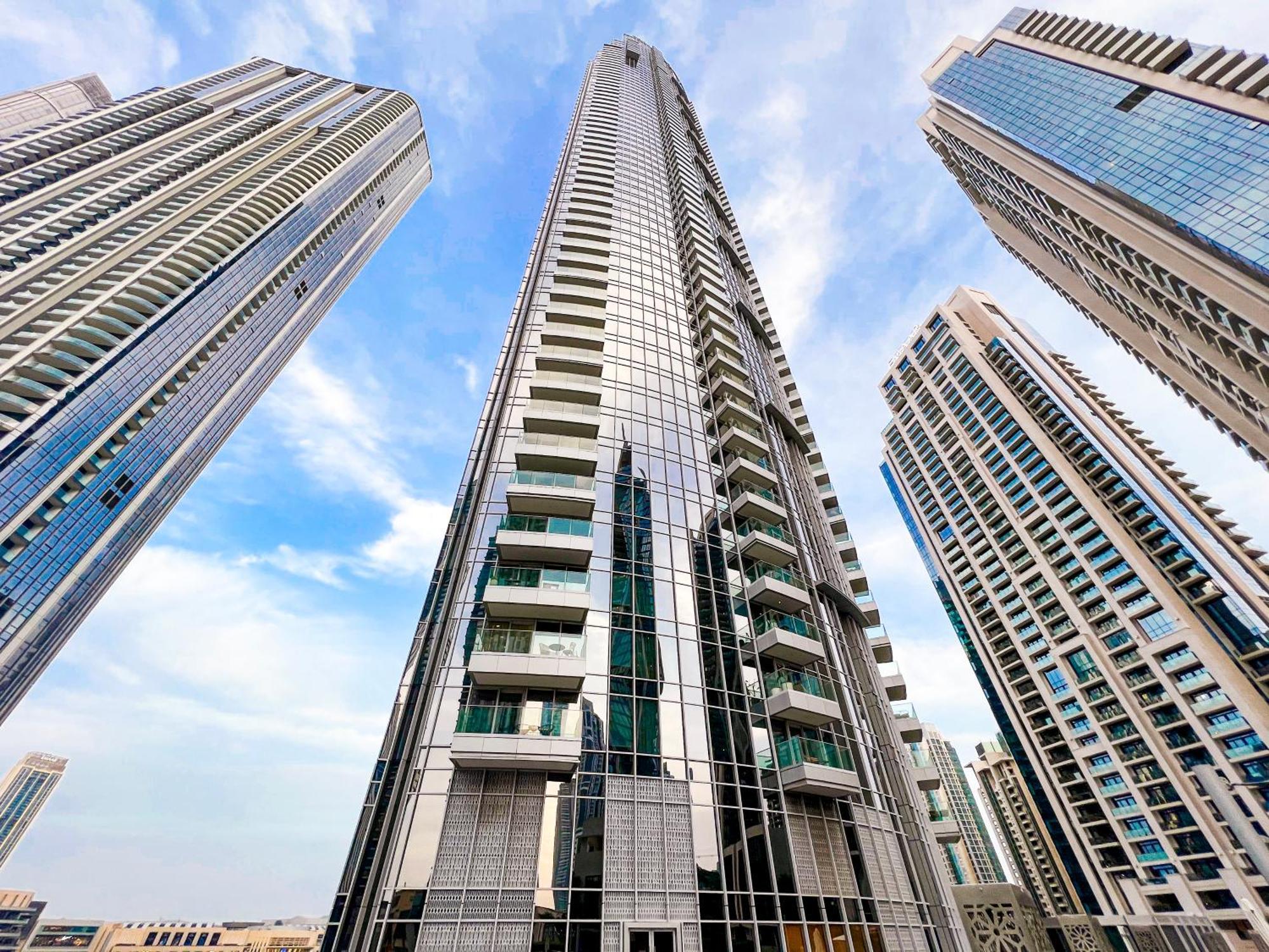 Downtown Luxury - Stunning Burj Khalifa & Sea View - 5 Minutes Walk To Mall Apartment *
