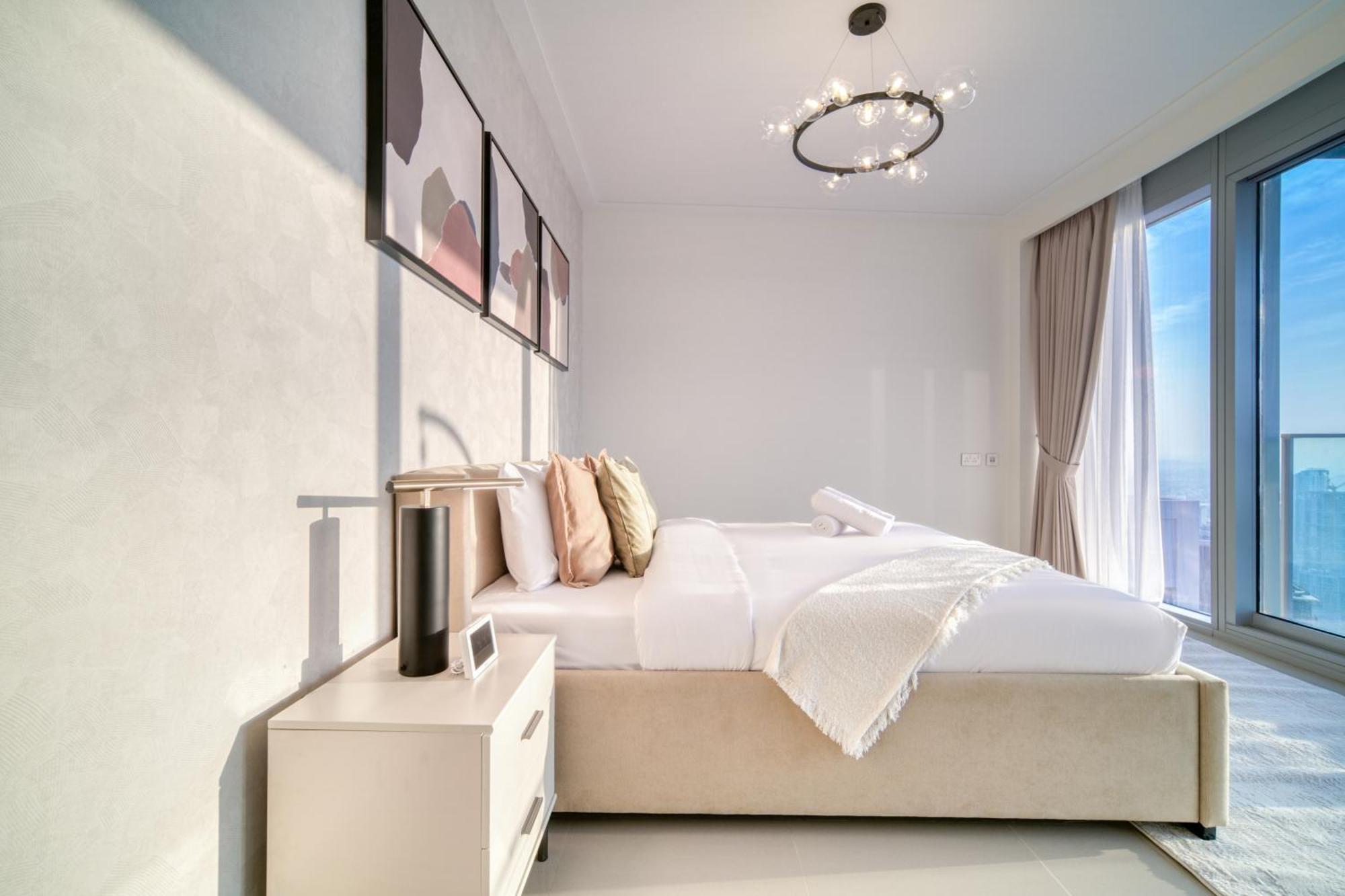 Downtown Luxury - Stunning Burj Khalifa & Sea View - 5 Minutes Walk To Mall *